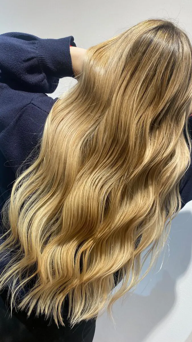 Rubio dorado con ondas