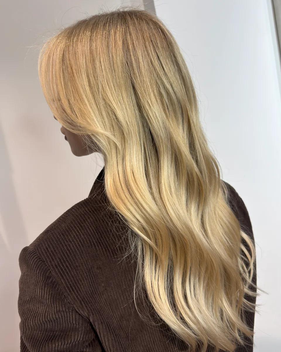 Rubio luminoso con ondas suaves, trabajo del salón