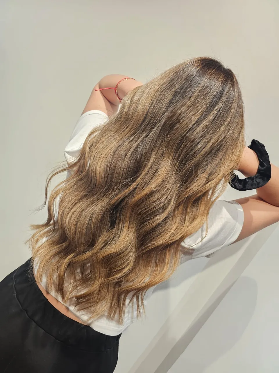 Balayage rubio con ondas largas