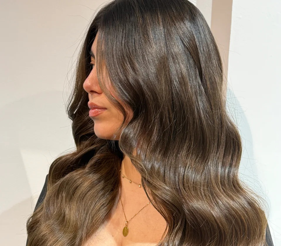 Castaño brillante con ondas suaves