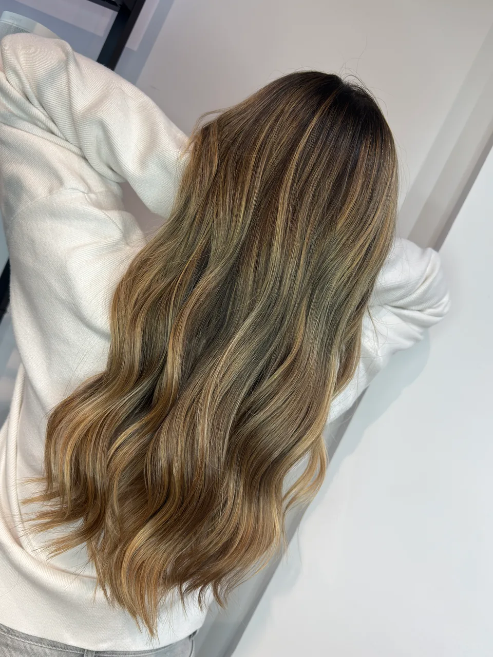 Mechas finas sobre castaño