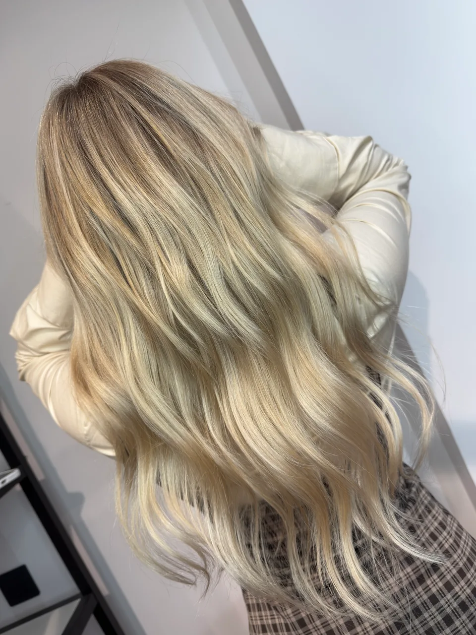 Rubio beige con ondas, de espaldas