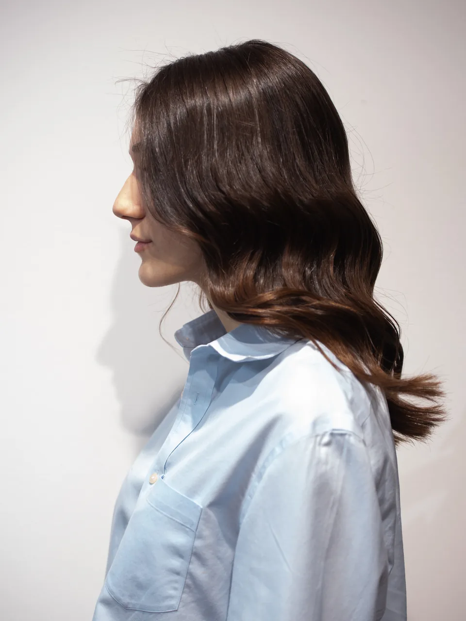 Castaño con ondas, de perfil