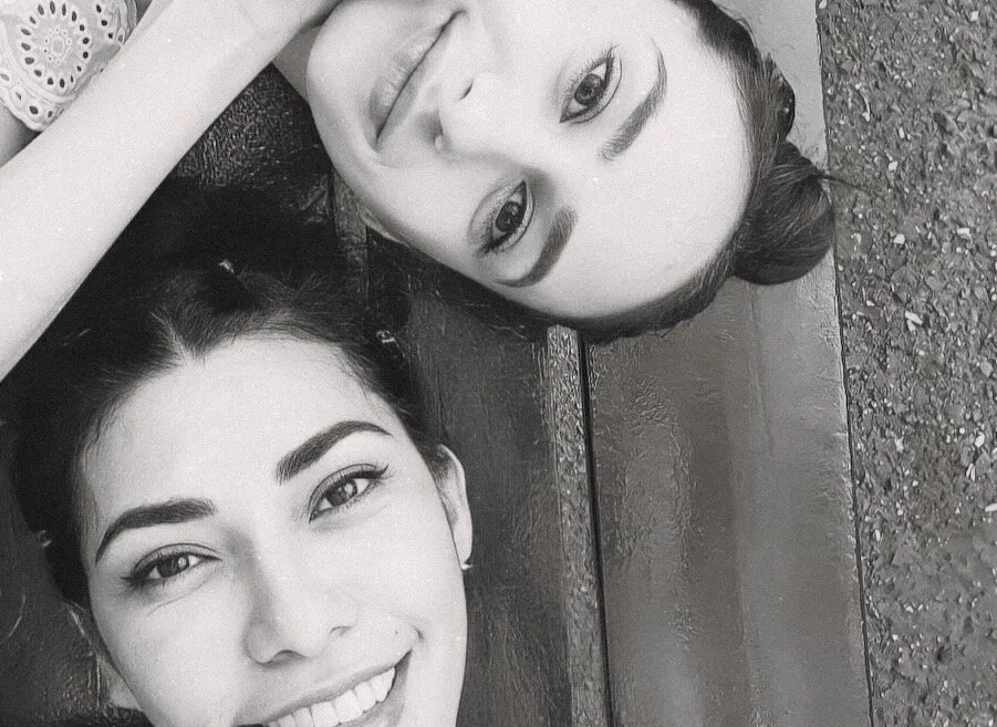 Dos amigas abrazadas, en blanco y negro